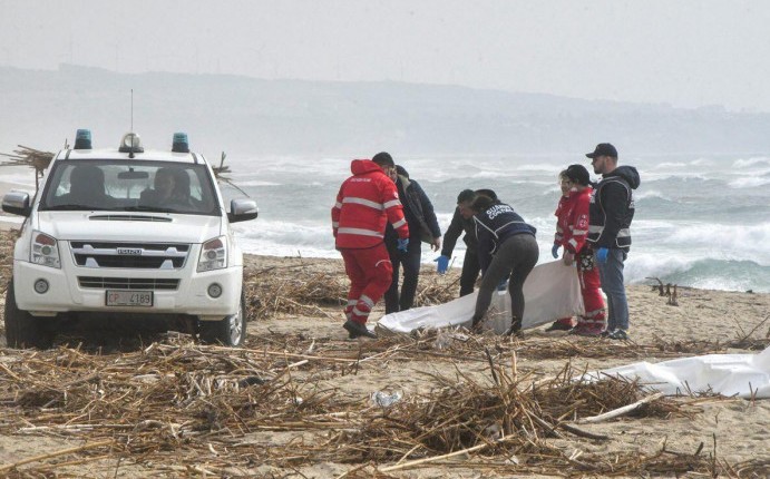 Đội cứu hộ tìm kiếm thi thể các nạn nhân trôi dạt vào bờ biển. Ảnh: REUTERS. 