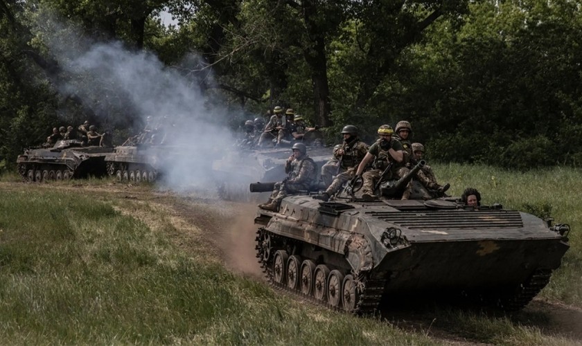 Binh sĩ Ukraine ngồi trên thiết giáp di chuyển gần thành phố Severodonetsk và Lysychansk. Ảnh: NY Times.