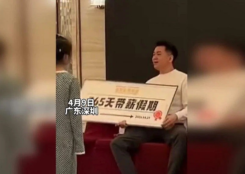 Nhân viên công ty Trung Quốc trúng giải 365 ngày nghỉ phép có lương. Ảnh: DOUYIN.
