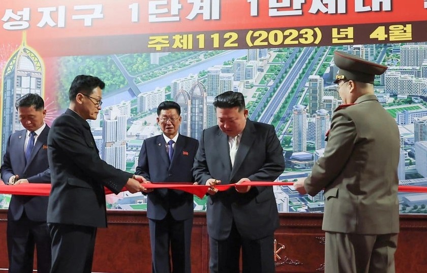 Chủ tịch Triều Tiên Kim Jong-un cắt băng khánh thành dự án xây dựng 10.000 căn hộ ở Bình Nhưỡng hôm 16/4. Ảnh: KCNA.