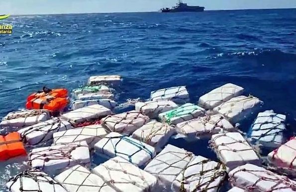 Lô hàng ma túy nặng gần 2 tấn, trị giá 440 triệu USD được tìm thấy trôi nổi trên biển ngoài khơi nước Ý. Ảnh: CNN.