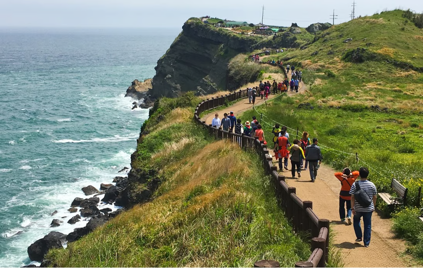 Tuyến đi bộ Songaksan Dullegil ở đảo Jeju. Ảnh: Shutterstock.