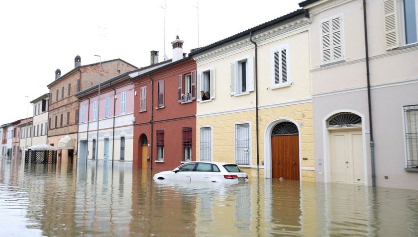 Cảnh ngập lụt do mưa lớn kéo dài tại thị trấn Lugo thuộc vùng Emilia-Romagna, Italy ngày 19/5/2023. Ảnh: Reuters.