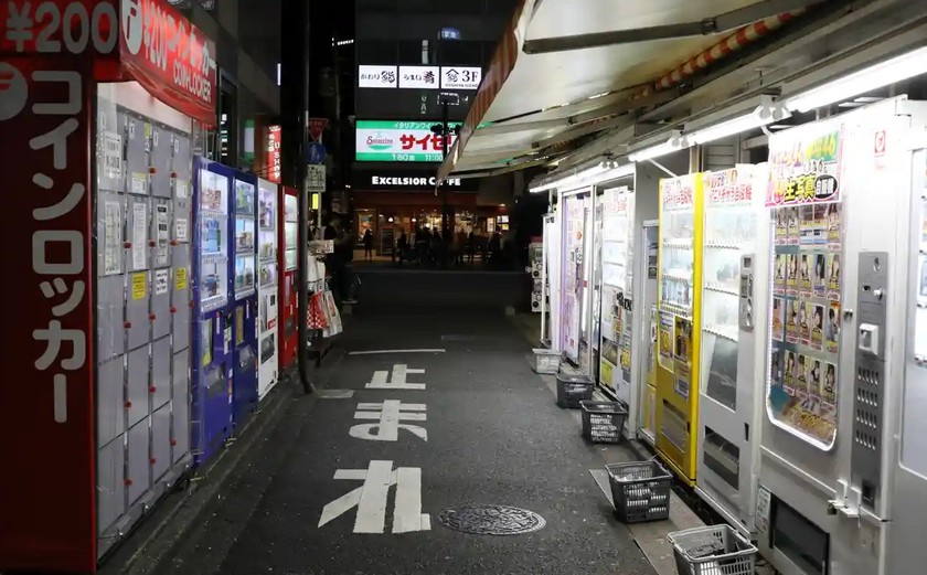 Máy bán hàng tự động ở Tokyo, Nhật Bản. Ảnh: Reuters. 