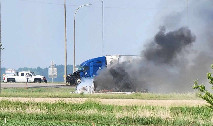 Hiện trường tai nạn giữa xe tải và xe buýt ở Canada ngày 15/6. Ảnh: Global News. 