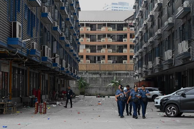 Cảnh sát đột nhập vào một tòa nhà ở Manila để giải cứu nạn nhân ngày 27/6/2023. Ảnh: AFP.