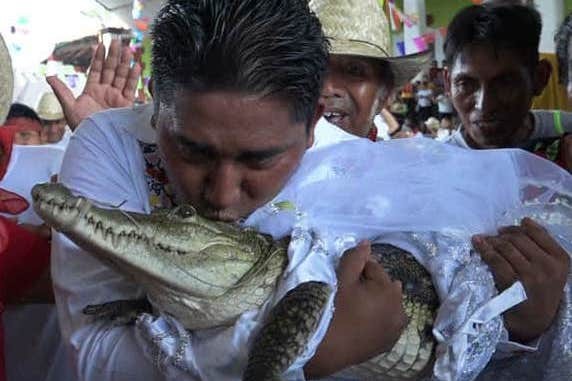 Cuộc hôn nhân của thị trưởng thành phố San Pedro Huamelula với cá sấu thể hiện lời cầu nguyện sự bảo vệ của thiên nhiên. Ảnh: Getty.