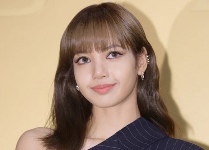 Truyền thông Hàn Quốc đưa tin Lisa chưa đạt được thỏa thuận gia hạn hợp đồng với YG Entertainment, khiến những người hâm mộ vô cùng lo lắng cho tương lai của cả nhóm.
