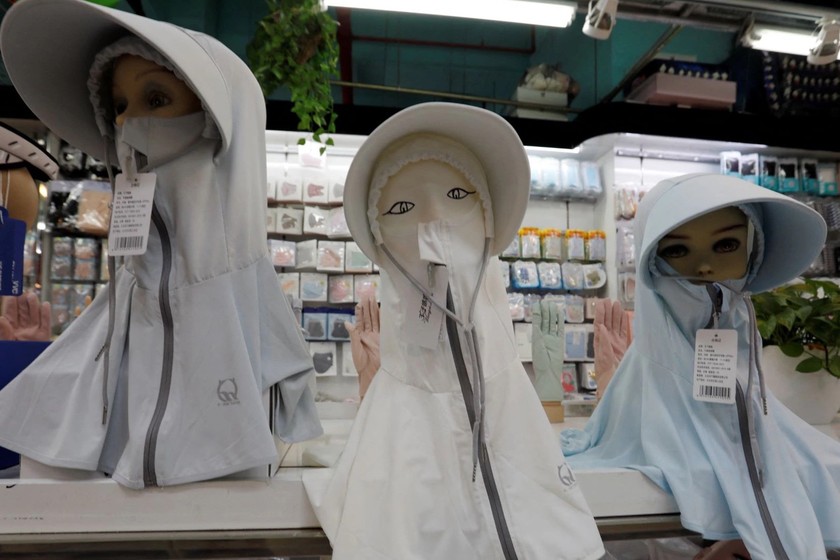 Ma-nơ-canh đội mũ chống nắng được trưng bày tại một cửa hàng trong trung tâm mua sắm ở Bắc Kinh, Trung Quốc, ngày 19/7. Ảnh: Reuters.
