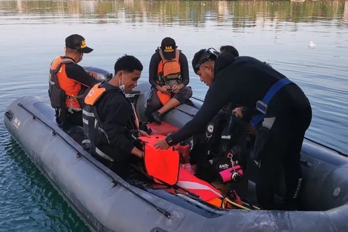 Các thành viên của Cơ quan Tìm kiếm và Cứu nạn Quốc gia (Basarnas) Indonesia triển khai hoạt động tìm kiếm và cứu nạn tại Buton Tengah, ngày 24/7. Ảnh: AFP.