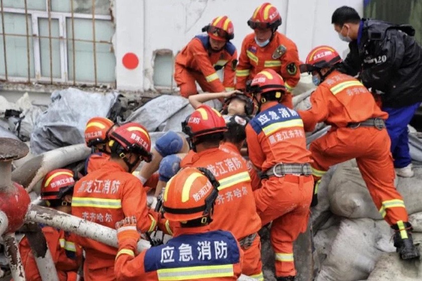 Các nhân viên cứu hộ giải cứu người mắc kẹt trong đống đổ nát tại trường học sập ở thành phố Tề Tề Cáp Nhĩ, tỉnh Hắc Long Giang, đông bắc Trung Quốc hôm 23/7. Ảnh: WEIBO.