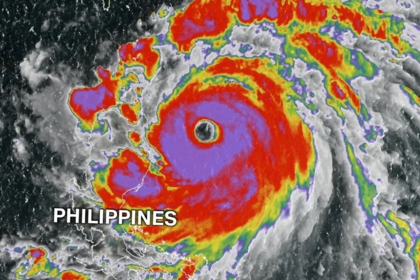 Doksuri mạnh lên thành siêu bão từ sáng 25/7 và di chuyển về phía Philippines. Ảnh: Getty.