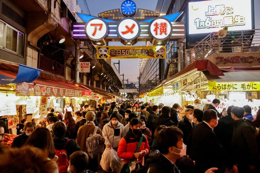 Người dân tại khu mua sắm Ameyoko, chợ ẩm thực đường phố lớn nhất Tokyo, Nhật Bản vào ngày 29/2/2022. Ảnh: REUTERS.