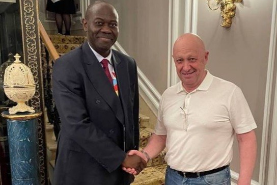 Yevgeny Prigozhin bắt tay vị quan chức Cộng hoà Trung Phi tại khách sạn ở St. Petersburg, trong thời gian diễn ra Hội nghị thượng đỉnh Nga - châu Phi.