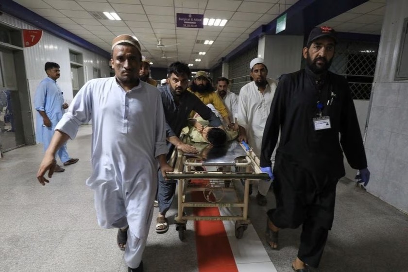 Nạn nhân trong vụ đánh bom được đưa đi cấp cứu tại bệnh viện. Ảnh: Reuters.