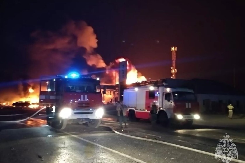Lực lượng cứu hộ mất hơn 3,5 giờ để dập tắt ngọn lửa. Ảnh: Bộ Tình trạng các dịch vụ khẩn cấp Nga.