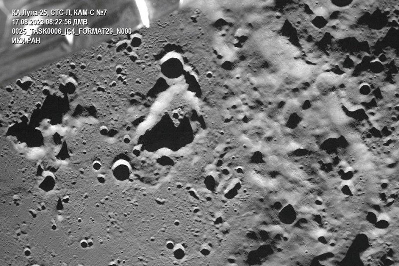 Một bức ảnh chụp từ camera của tàu thăm dò Luna-25 cho thấy miệng núi lửa Zeeman nằm ở rìa phía xa của Mặt trăng, ngày 17/8/2023. Ảnh: Reuters.