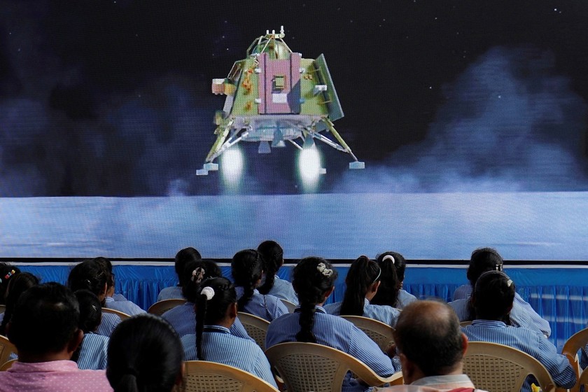 Khoảnh khắc tàu vũ trụ Chandrayaan 3 của Ấn Độ hạ cánh xuống Mặt Trăng. Ảnh: Reuters.