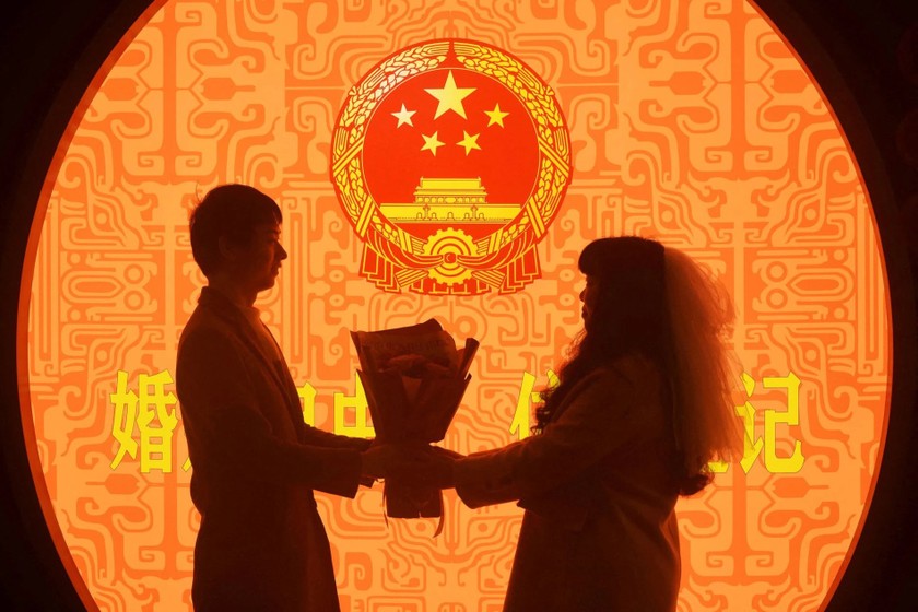 Cặp đôi Trung Quốc tại nơi đăng ký kết hôn vào ngày 14/2/2023. Ảnh: Reuters.
