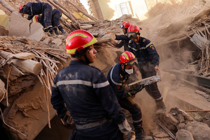 Các nhân viên cứu hộ tại thành phố Amizmiz, Morocco, ngày 10/9. Ảnh: AFP.
