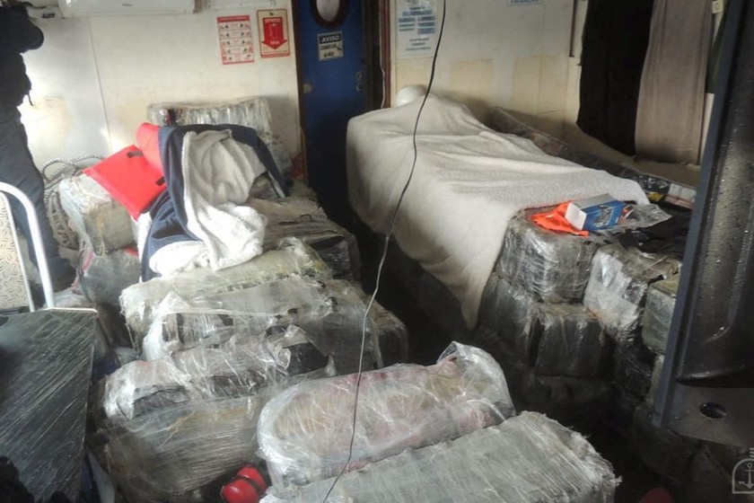 Các kiện cocaine bên trong thuyền máy bị Hải quân Brazil thu giữ ở ngoài khơi thành phố Recife, bang Pernambuco, Brazil, ngày 19/9. Ảnh: Reuters.