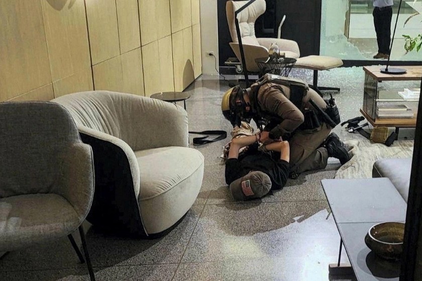 Tay súng bị bắt giữ tại trung tâm mua sắm sang trọng Siam Paragon ở Bangkok, Thái Lan vào ngày 3/10. Ảnh: Reuters.