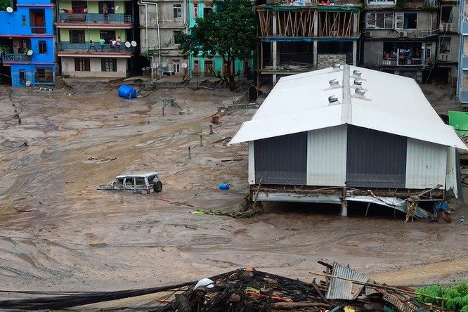 Đường phố bang Sikkim chìm trong nước lũ. Ảnh: Reuters.