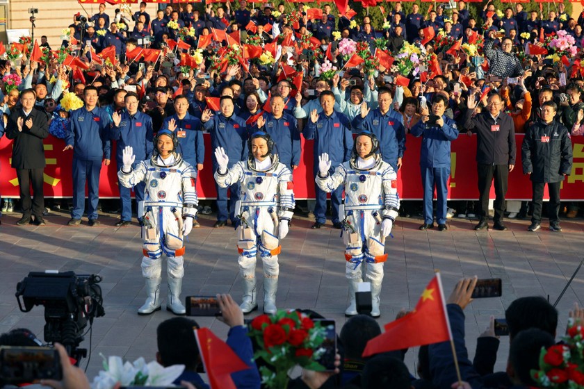 Ba phi hành gia Thang Hồng Ba, Đường Thắng Kiệt và Giang Tân Lâm trước khi lên tàu vào vũ trụ. Ảnh: Reuters.