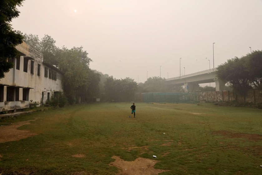 Thủ đô New Delhi chìm trong một lớp sương mù độc hại. Ảnh: Reuters.