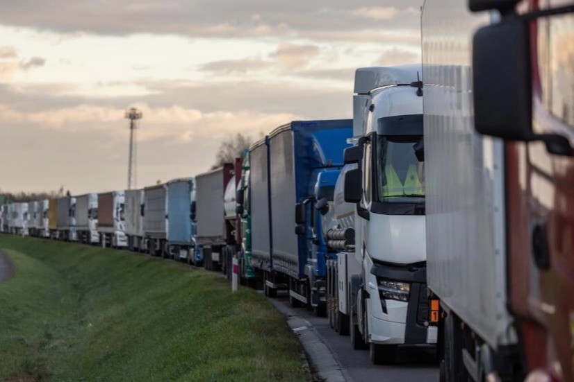 Xe tải xếp hàng trên đường cao tốc khi các chủ công ty vận tải Ba Lan chặn lối vào cửa khẩu biên giới Ba Lan-Ukraine ở Dorohusk, Ba Lan vào ngày 6/11. Ảnh: AFP.