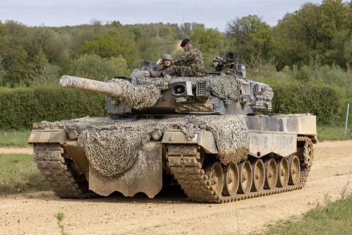 Binh sĩ Thụy Sĩ diễn tập với xe tăng Leopard 2 hồi tháng 5/2023. Ảnh: REUTERS.