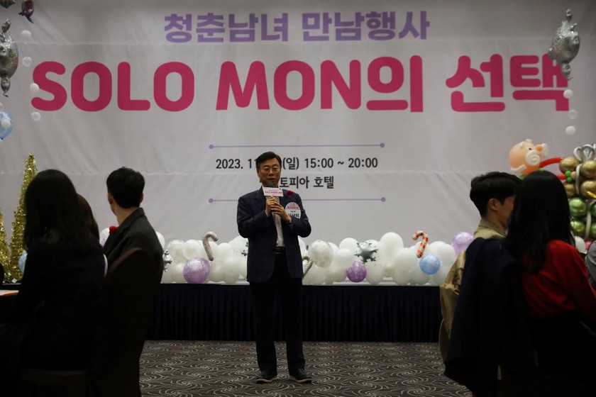 Thị trưởng thành phố Seongnam Shin Sang-jin phát biểu tại sự kiện hẹn hò do chính quyền thành phố tổ chức hôm 19/11. Ảnh: Reuters.