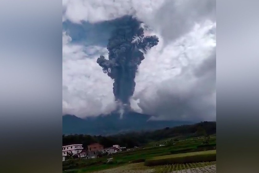 Núi lửa Marapi nằm trên đảo Sumatra của Indonesia phun trào vào ngày 3/12. Ảnh: X.