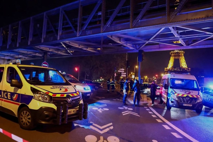 Cảnh sát Pháp được triển khai sau vụ tấn công ở trung tâm thủ đô Paris tối 2/12. Ảnh: Reuters.