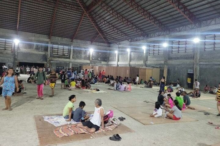 Người dân đi sơ tán tại một trạm trú ẩn ở Philippines. Ảnh: Reuters.