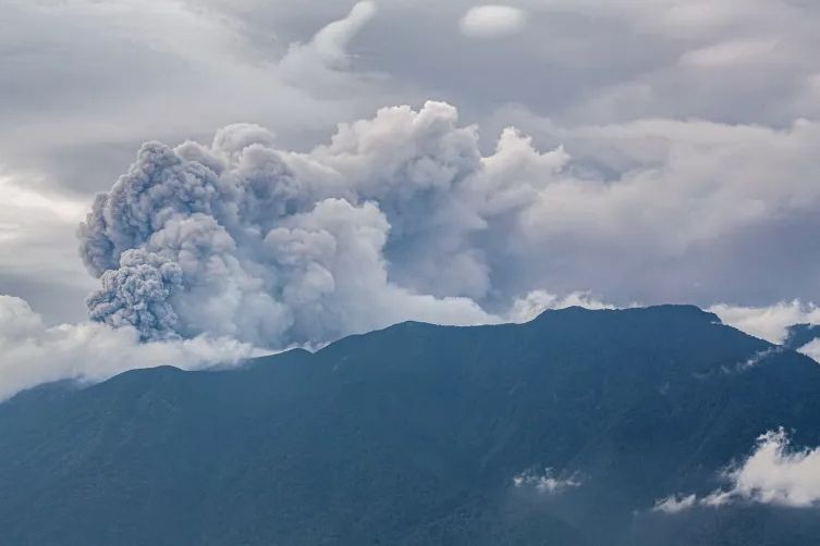Núi lửa Marapi phun trào hôm 3/12, khiến 11 người leo núi thiệt mạng. Ảnh: AFP.