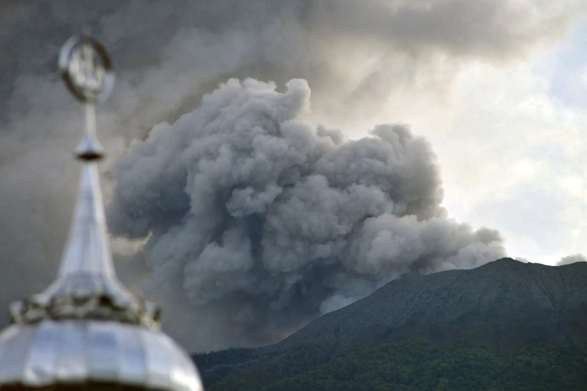 Núi lửa Marapi phun trào hôm 3/12. Ảnh: Reuters. 