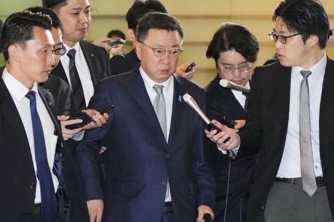 Chánh văn phòng Nội các Nhật Bản Hirokazu Matsuno (giữa) đến Văn phòng Thủ tướng nước này ở Tokyo vào ngày 14/12. Ảnh: KYODO
