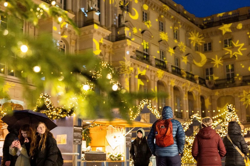 Chợ Giáng sinh ngoài trời ở trung tâm Berlin, Đức. Ảnh: Reuters.