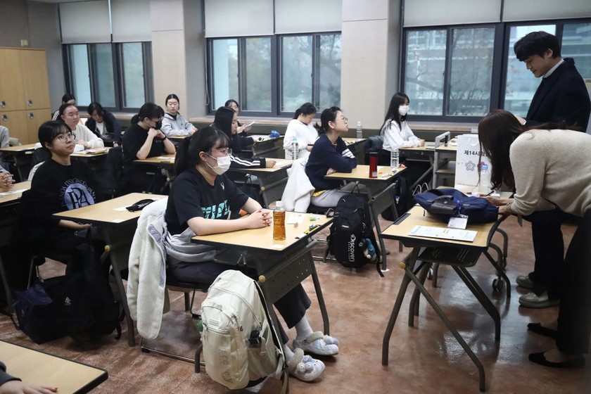 Học sinh Hàn Quốc đang chờ tham gia kỳ thi đại học. Ảnh: AFP.