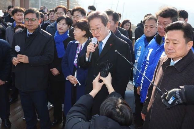 Lãnh đạo đảng đối lập Hàn Quốc Lee Jae-myung bị tấn công khi thăm Busan ngày 2/1. Ảnh: Reuters.