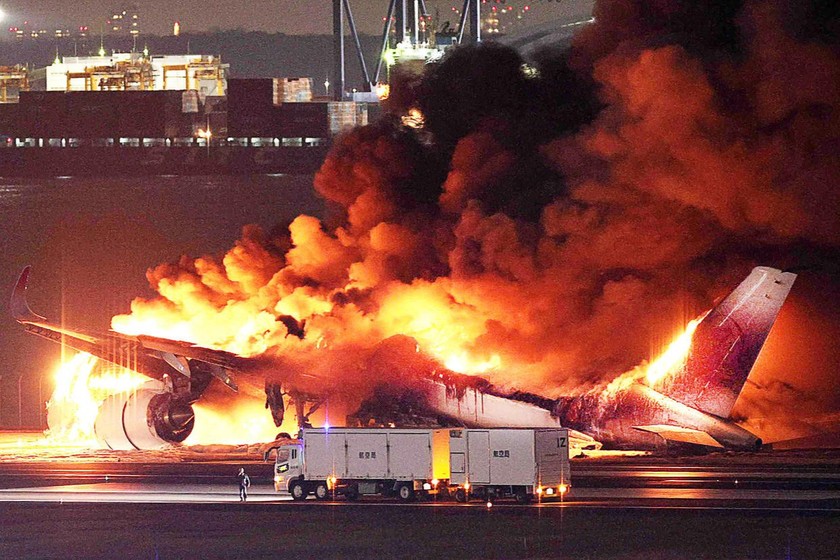 Máy bay của Japan Airlines bốc cháy ngay sau vụ va chạm với chiếc máy bay của Lực lượng Bảo vệ Bờ biển Nhật Bản. Ảnh: AFP.