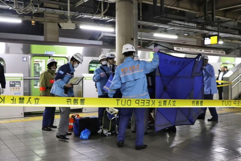 Nhân viên cứu thương tại hiện trường vụ đâm dao ở ga Akihabara, Tokyo, Nhật Bản, ngày 3/1. Ảnh: Reuters.