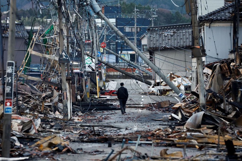 Một người đàn ông đi dọc con phố Asaichi-dori bị thiêu rụi do hỏa hoạn sau trận động đất ở Wajima, Nhật Bản, ngày 4/1/2024. Ảnh: Reuters.