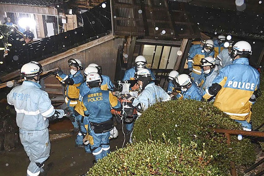 Hoạt động cứu hộ diễn ra tại thành phố Suez, Nhật Bản. Ảnh: Cảnh sát Tokyo.