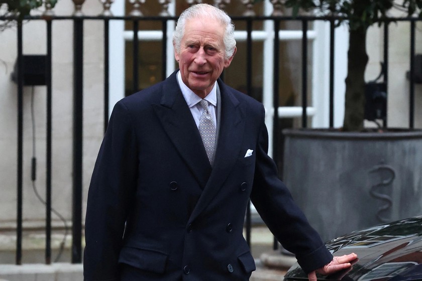 Vua Charles III rời khỏi Bệnh viện London Clinic hôm 29/1. Ảnh: Reuters.