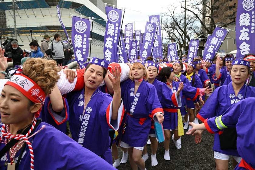 Một nhóm phụ nữ tham gia vào nghi lễ dâng tre tại "lễ hội khoả thân". Ảnh: Reuters.