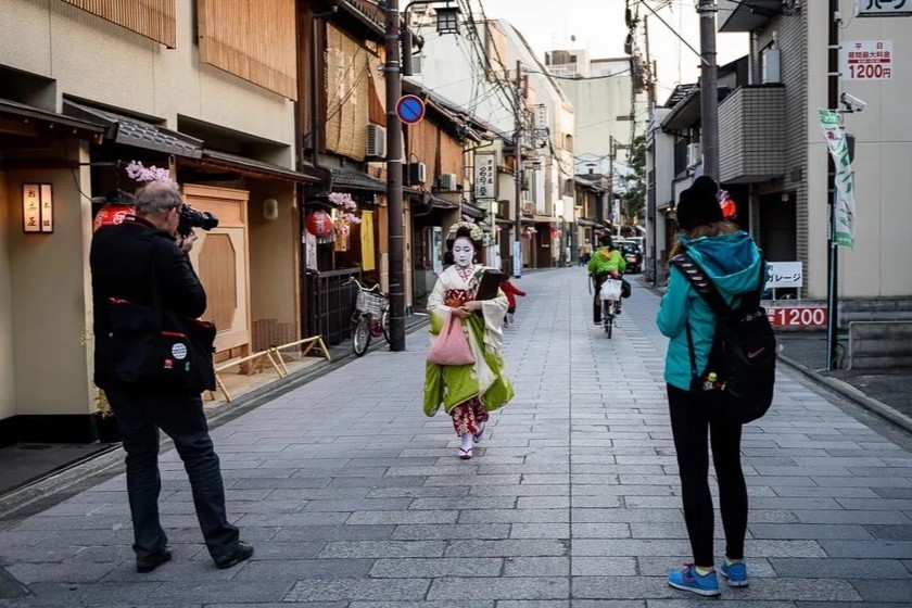 Du khách chụp ảnh maiko trên đường phố ở Kyoto. Ảnh: mykyotomachiya.