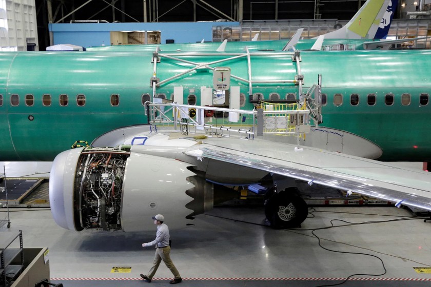 Một công nhân đi ngang qua chiếc 737 MAX-9 mới của Boeing đang được chế tạo tại cơ sở sản xuất ở thành phố Renton, Mỹ, ngày 13/2/2017. Ảnh: REUTERS/Jason Redmond.