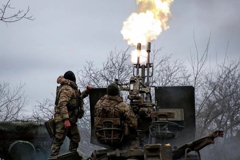 Lính Ukraine bắn pháo phòng không gần thành phố Bakhmut (tỉnh Donetsk). Ảnh: REUTERS.